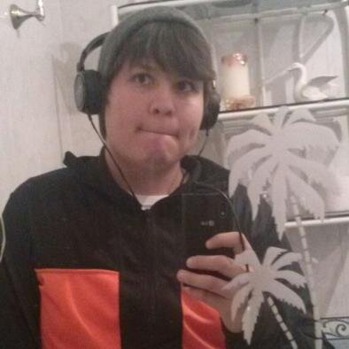 yo soy esa persona que no te dejará sola ñ.ñ.... Follow me :3