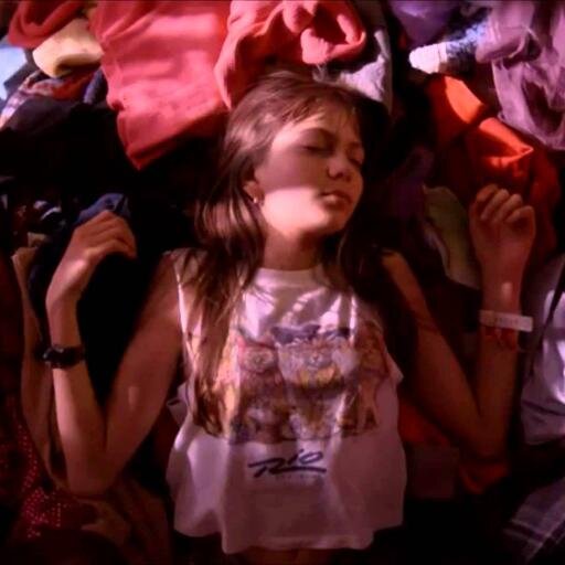 Soy básicamente música.
Mi corazón no quiere mas que sea la chica que junta malezas.