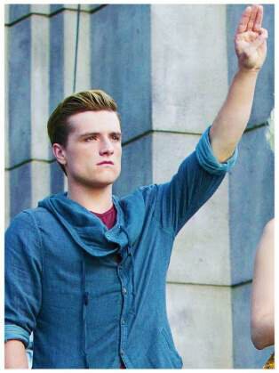 Soy una chica unica :3 y soy tributo de corazon :3 amo a peeta mellark y a josh hutcherson y admiro a katniss y peeta :3 los amo son mis idolos