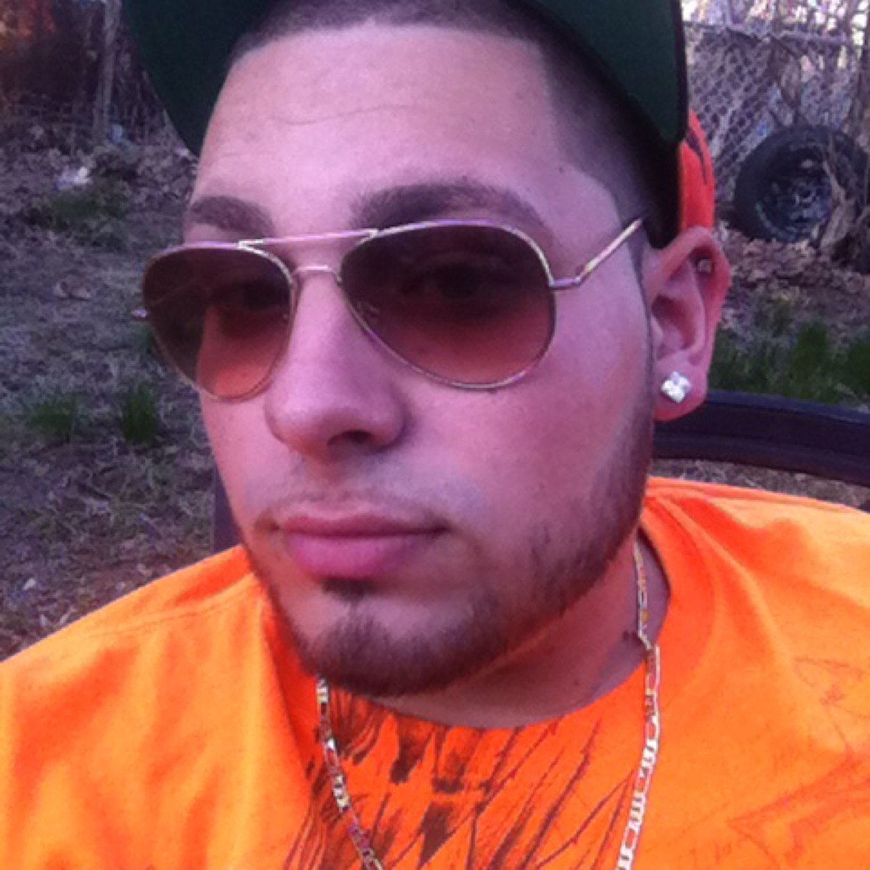 Single !!! Living life with no regrets ! Madly in love with my daughter and she comes first before anyone !! Proud buisness owner  money on my mind ️