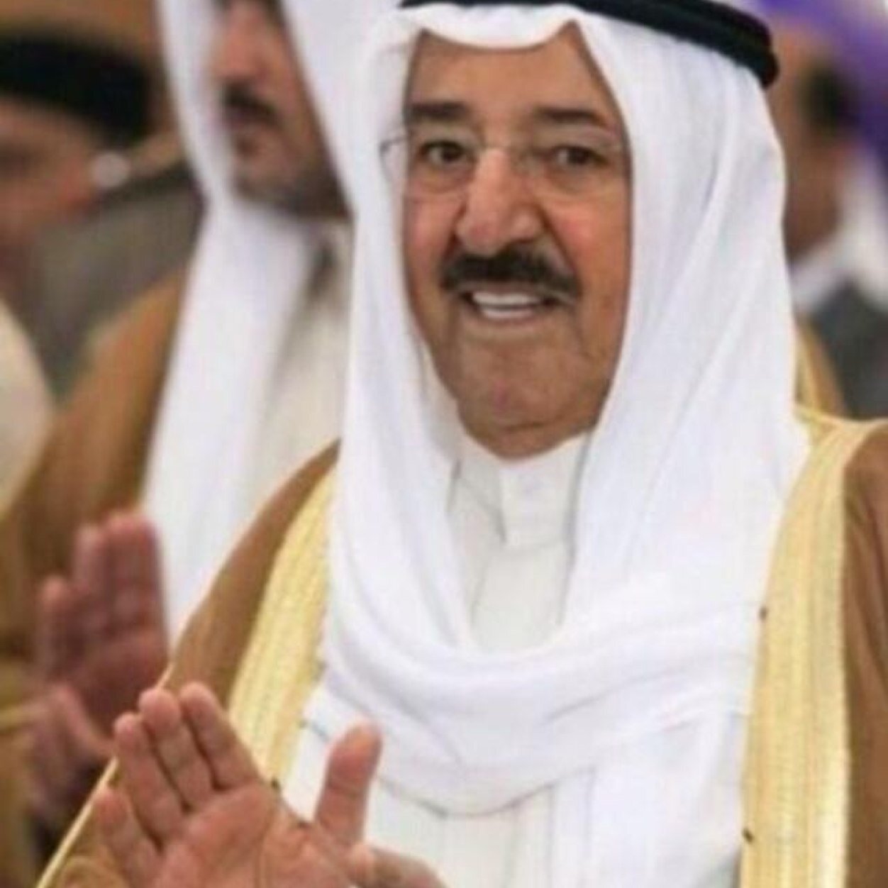 قف دون رايك بالحياة مناضلاً ان الحياه عقيدةً وجيهادُ