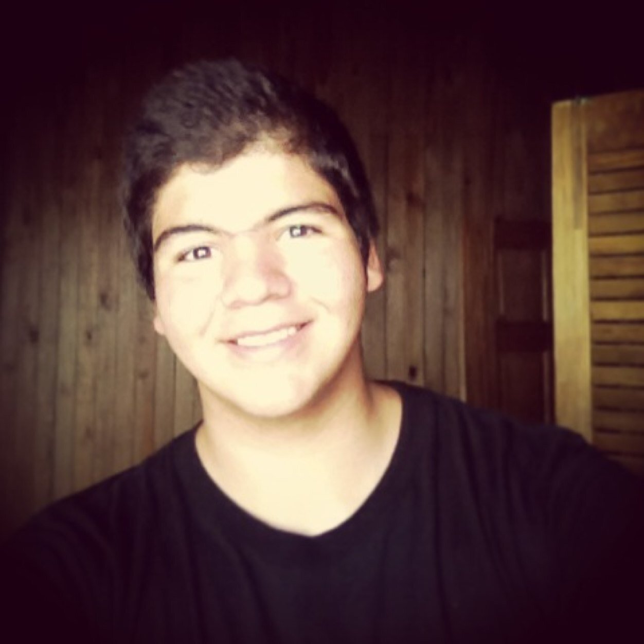 Amo a Dios, a mi familia, jugar futbol, tocar la guitarra , bbpin: 7B61EDAB agregenme en snapchat:sanchez_arturo ;)