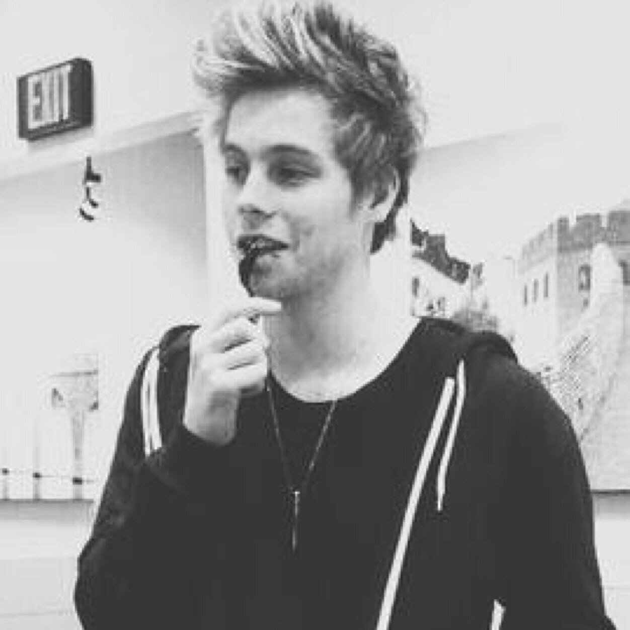 Hey love please follow @hoodbucks bc she gave you this follow :)
