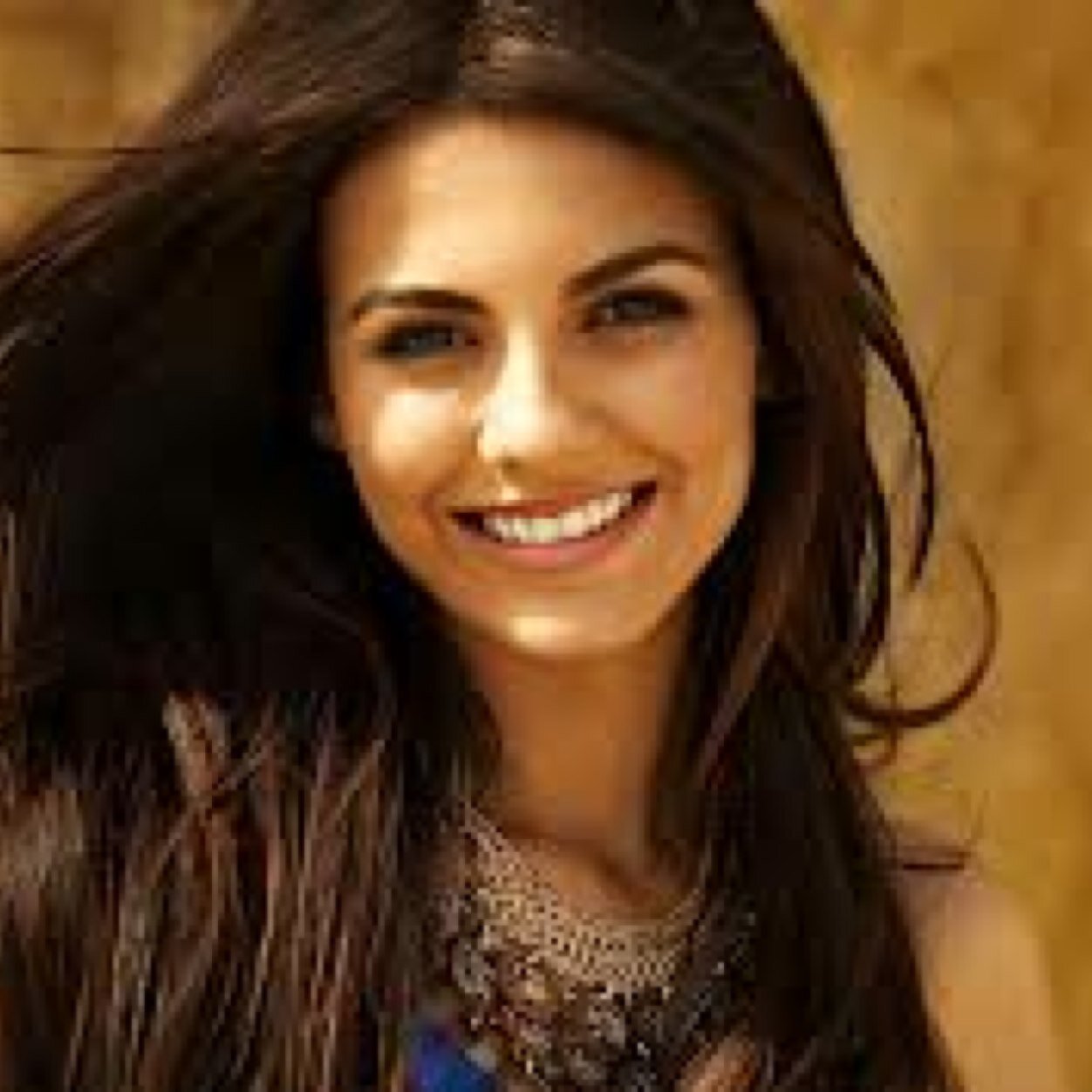 Hi, this is the official twitter for Tori Vega (Victorious)- dont forget to make it shine xxx - lots of love, tori 3