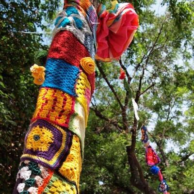 Mediante el yarn bombing, buscamos tejer redes sociales entre los vecinos del barrio de Malasaña (#TejiendoMalasaña)