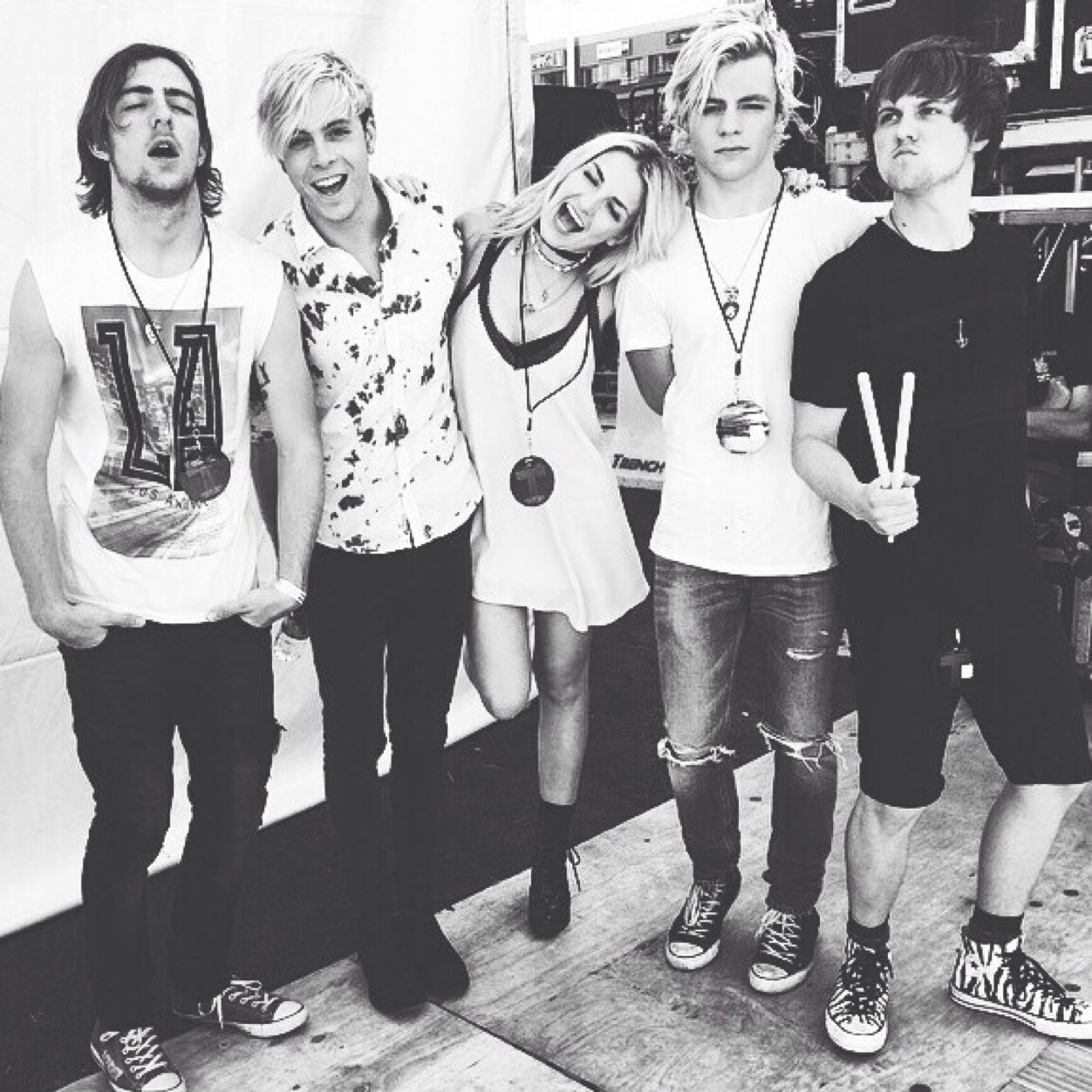 The official twitter page for the @officialR5 fans in Chicago! :)