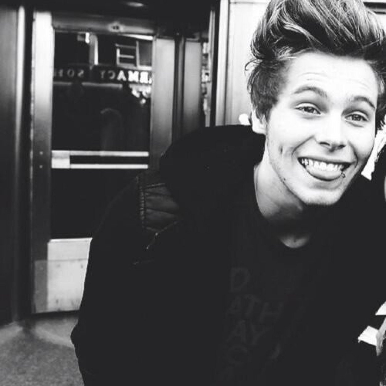 Please follow @vxnillahemmo bc she recently lost her followers bc of a bullying drama and is going through a really hard time :( she follows back if you ask x