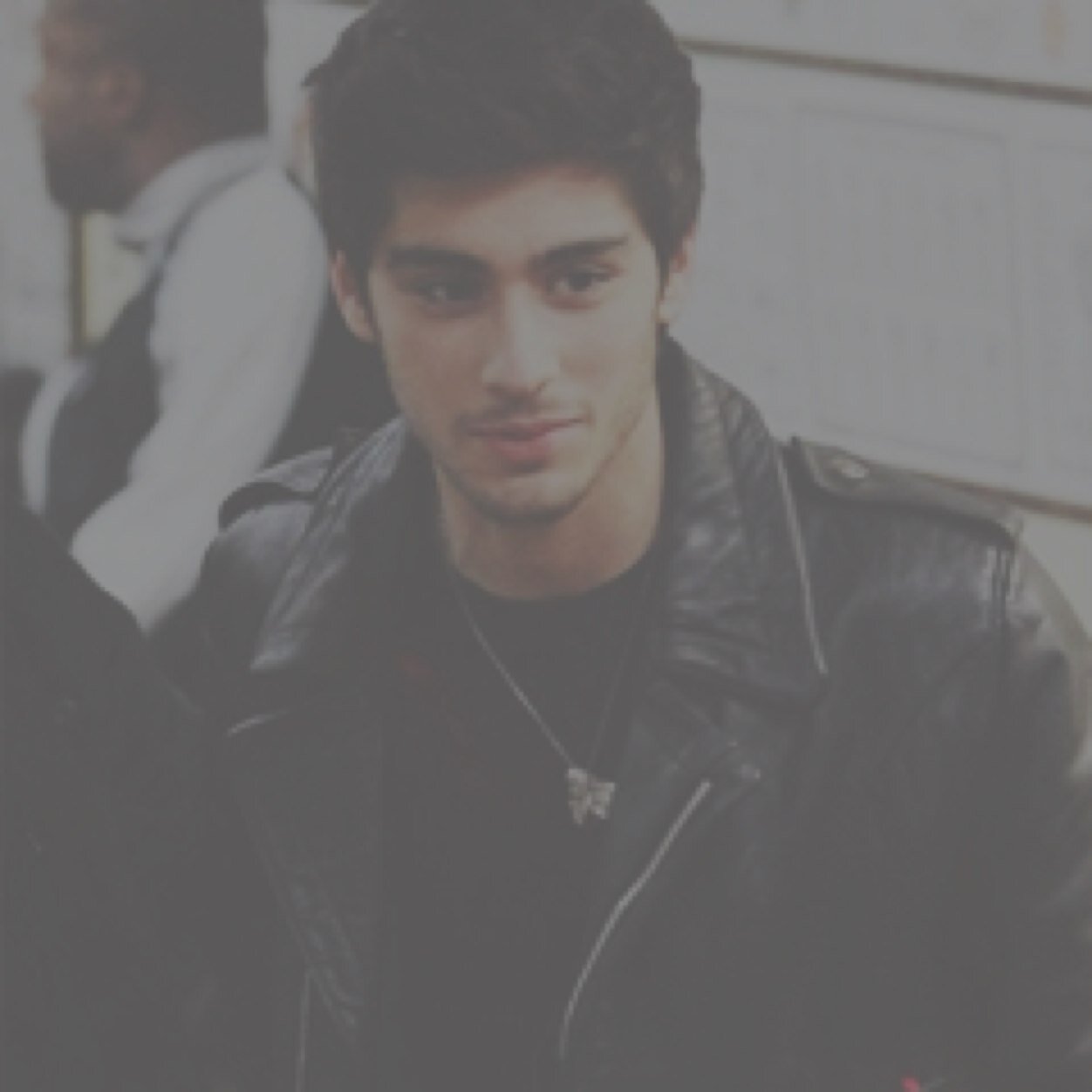 Please follow @moonsmileniall :)