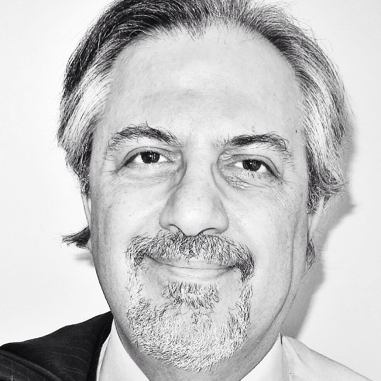 Comunicatore per mestiere e per passione, in ascolto per capire, dialogante per cercare (quando si può) soluzioni