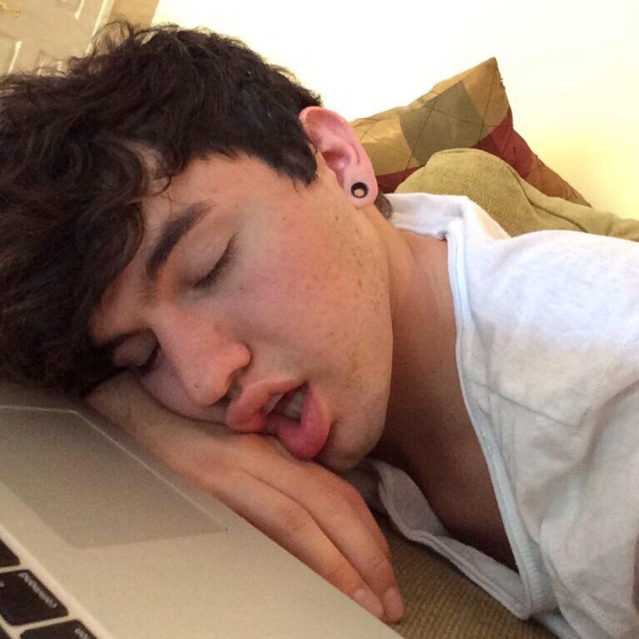 You're beautiful and I hope you have a great day!! Follow @sorryitscalum :)