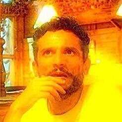 Periodista, explorador de historias y sentidos. Creador de símbolos, visuales y sonoros. Ser humano.