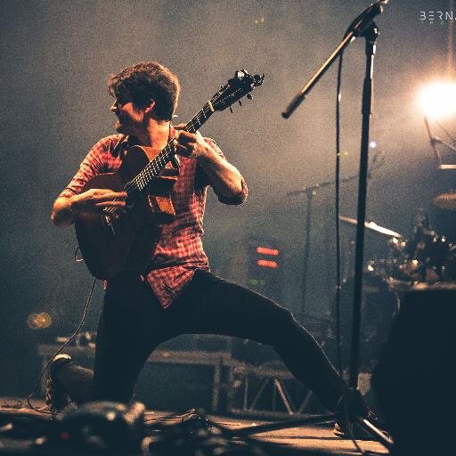 Cantant i guitarrista de @elscatarres Tots els concerts: https://t.co/c9LFIBf0z2