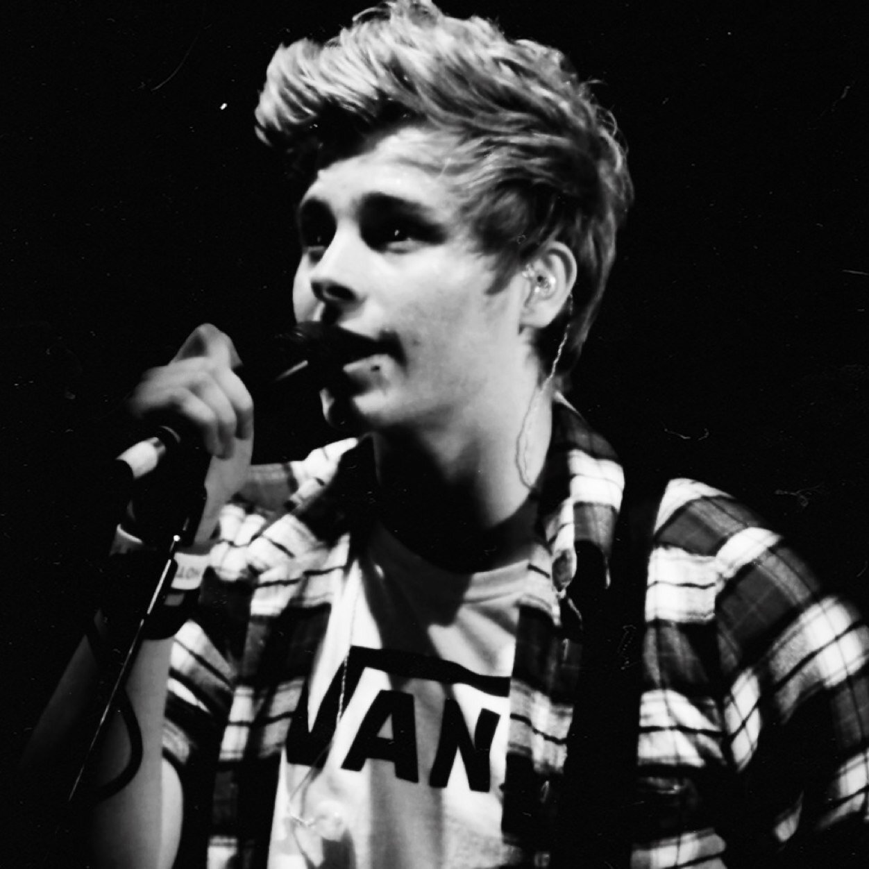 I give you a free follow and dont follow me but please follow @alexhahahoran tysm babe :) she follow back :)