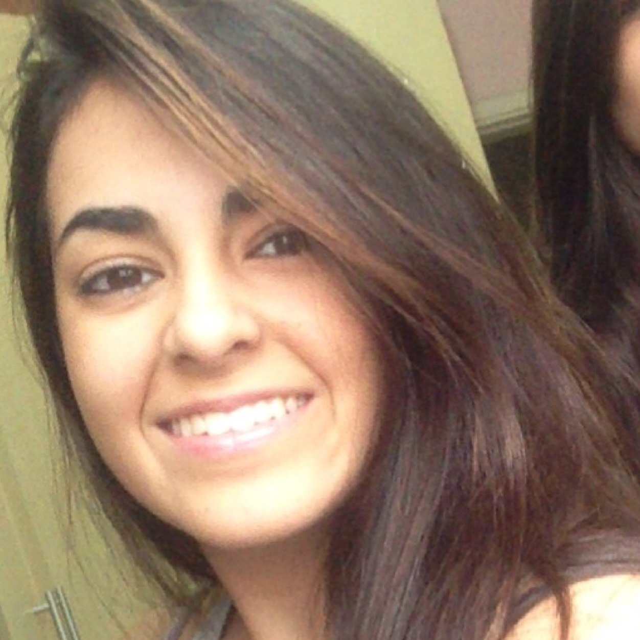 Sou legal, extrovertida, amiga, sincera, divertida..! I am nice, outgoing, friend, sincere, fun ..!
;*