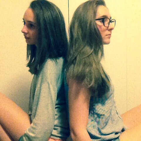 Nous sommes Camille et Nina. Deux youtubeuses francaises