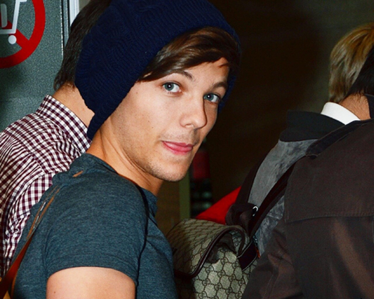 Hiiii,I am Directioner3 Im Mexican, Follow me and Follow back!;3