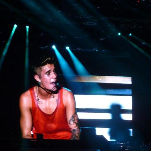 I saw Justin,  Justin saw me ♥   Bieber time    selena and demi perfect queens