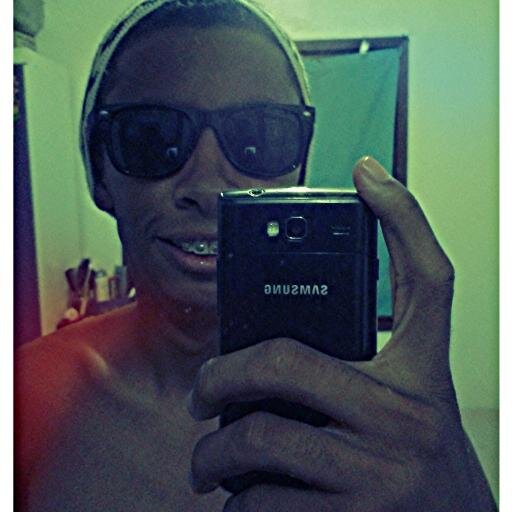 Tenho que ser guerreiro todo dia
porque senão com o tempo a onda passa, e te leva
Eu tô de pé, eu tô aqui, eu tenho fé