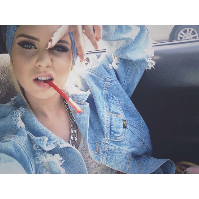 Hi I'm Josephine, call me Hosie. I smoke weed and drink alcohol. Dont like it, cool. Dm or @ me anytime. {Descriptive}{RP/FL/18+}