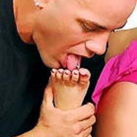 Naughty 52 year old, with a huge foot fetish. Loves to chat. 100% discreet and respectful. Happy to be friends, kind, but no fool. (Un)follow back. 🔞 DNI