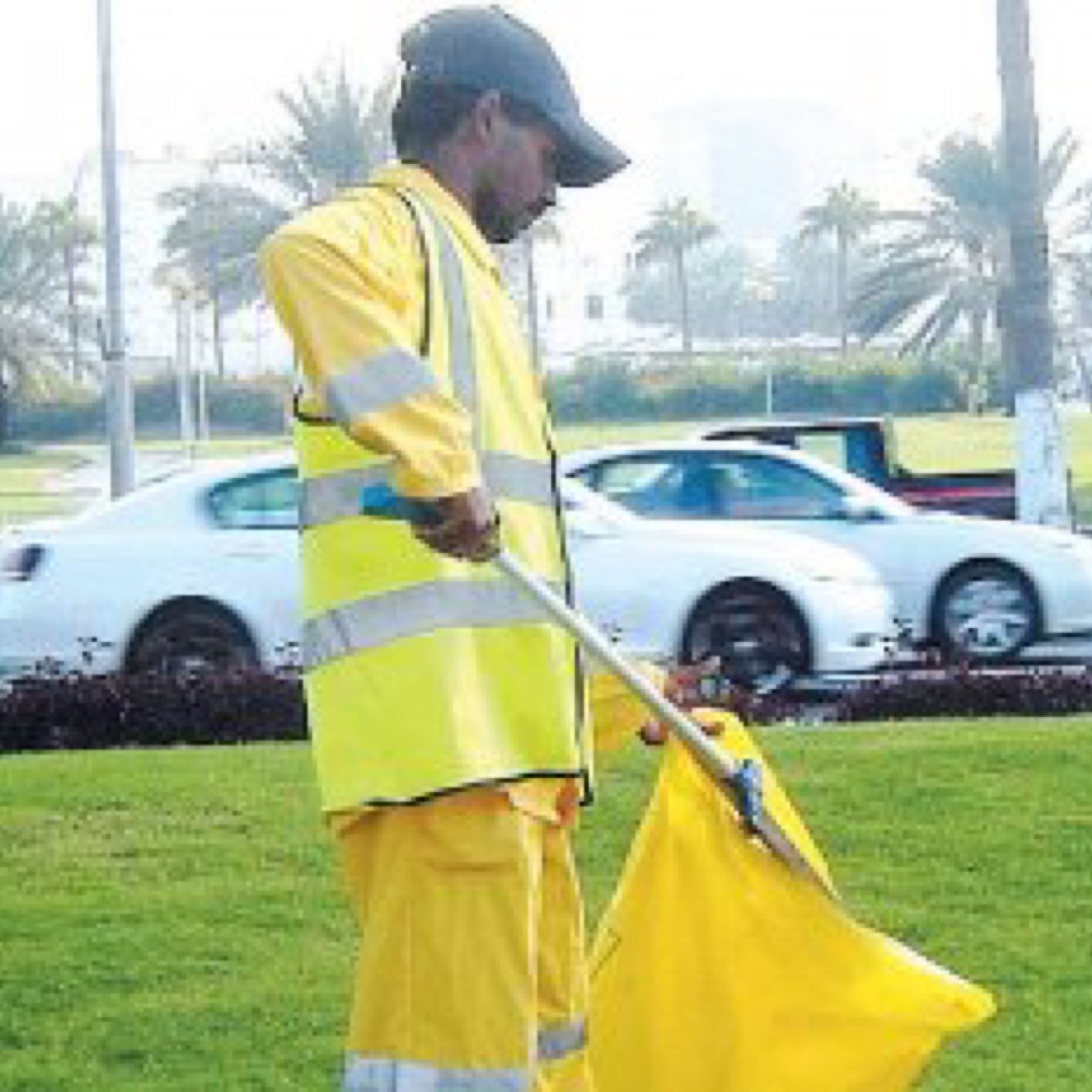 حساب يهدف الى شد الانتباه الى عمال النظافة في المجتمعات العربية والتشجيع على احترامهم وإكرامهم