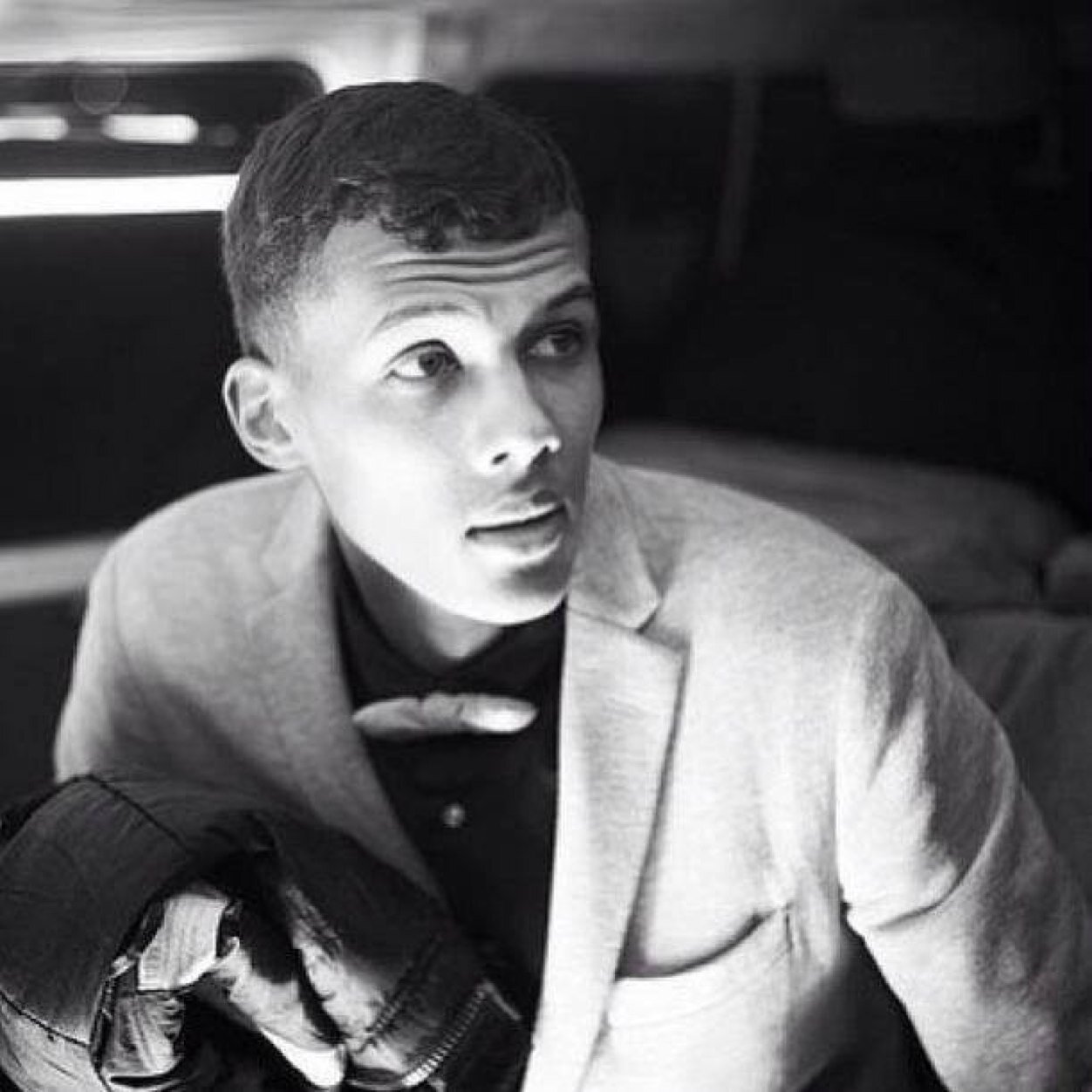 On ne vie que pour lui désormais, il représente tout notre temps, tout nos rêves, chaque minutes de nos vies. On t'aime énormément, @stromae ❤️