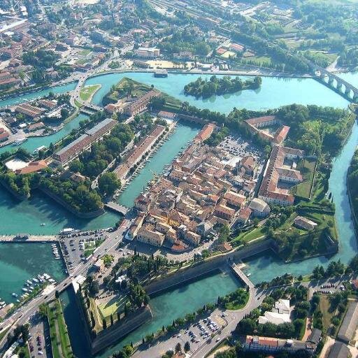 Loco è nel mezzo là dove 'l trentino 
pastore e quel di Brescia e 'l veronese 
...
Siede Peschiera, bello e forte arnese