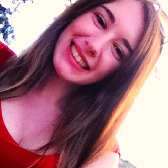 What you should know about me is that i'm 18 and Greek. Oh and I love this pretty princess behind.