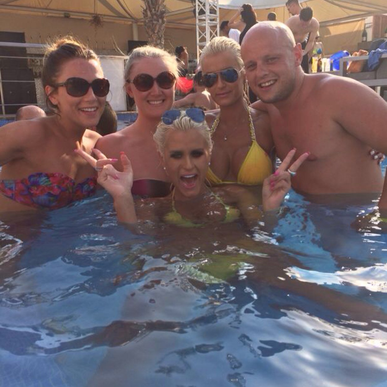 Louise_Bal's profile picture. Im a busy bee trying to be a positive influence on peoples lives while at the weekend being a negative influence on my own...