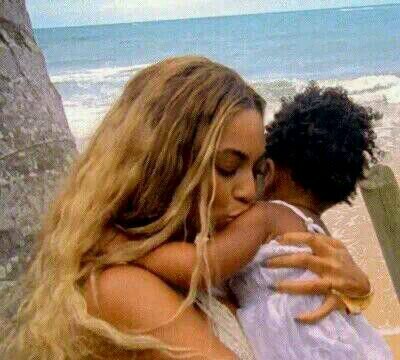 Fã da Queen B, que tem 17 Grammys, da mulher que sabe fazer uma performance digna e humilhadora! :*