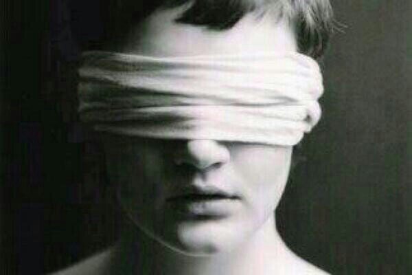 ‏‏وحدهم الأموات هُم الذين تركونا بغير رغبة منهم ، هُم فقط من يستحقون دمع أعيننا ، وكُل غيابٍ غير ذلكَ لا يُذكر !!