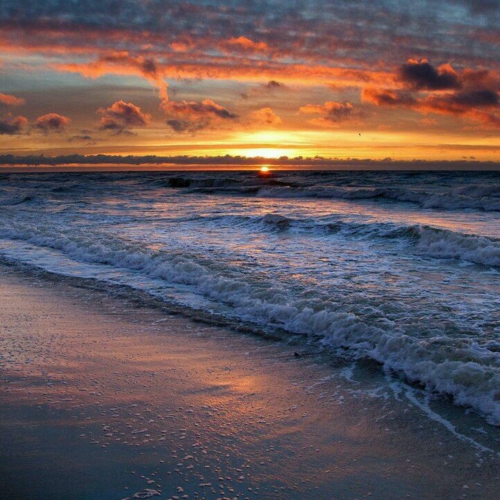 ElleandLivTV's profile picture. Two British girls who like to talk to a camera, do challanges and upload the videos to youtube: Elle andLivTV.