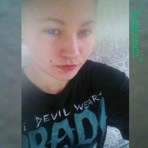 Britni~17~ I love music ~bands saved my life~ social anxiety~ moshing~creativity~4/20
