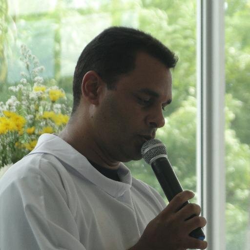 Cristão Católico ,casado pai de 2 filhas , funcionário publico, torcedor do sport clube do recife.