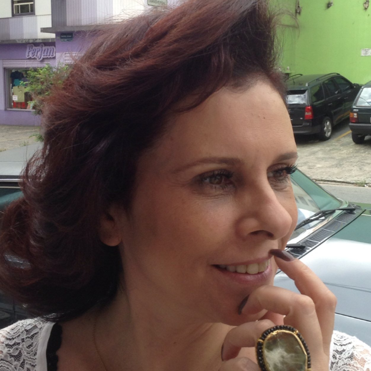 publicitária, empresária, mãe,mulher,apaixonada por cachorros,borboletas e  pelo Rio de Janeiro,