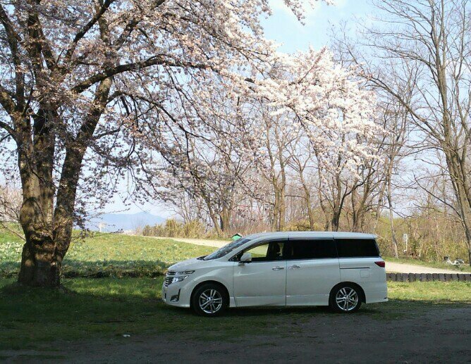 車の運転が至福のひととき…。(-o-;)動き出す車からの景色に、時の流れる風に、この瞬間を生きてると実感出来る。まだ見ぬ時の流れにワクワクしながら…。写真を撮ったり、詩を描いたり～！