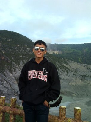 Hidup manusia penuh dgn bahaya,tetapi justru di situlah letak daya triknyaa