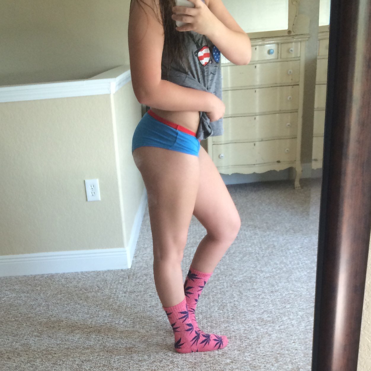 Im a fittie kittie. $17 yrs. young and getting younger$ Cheerleder from bow to toe 5'7 CW:130 GW:to get toned and #hot. *avi is me*