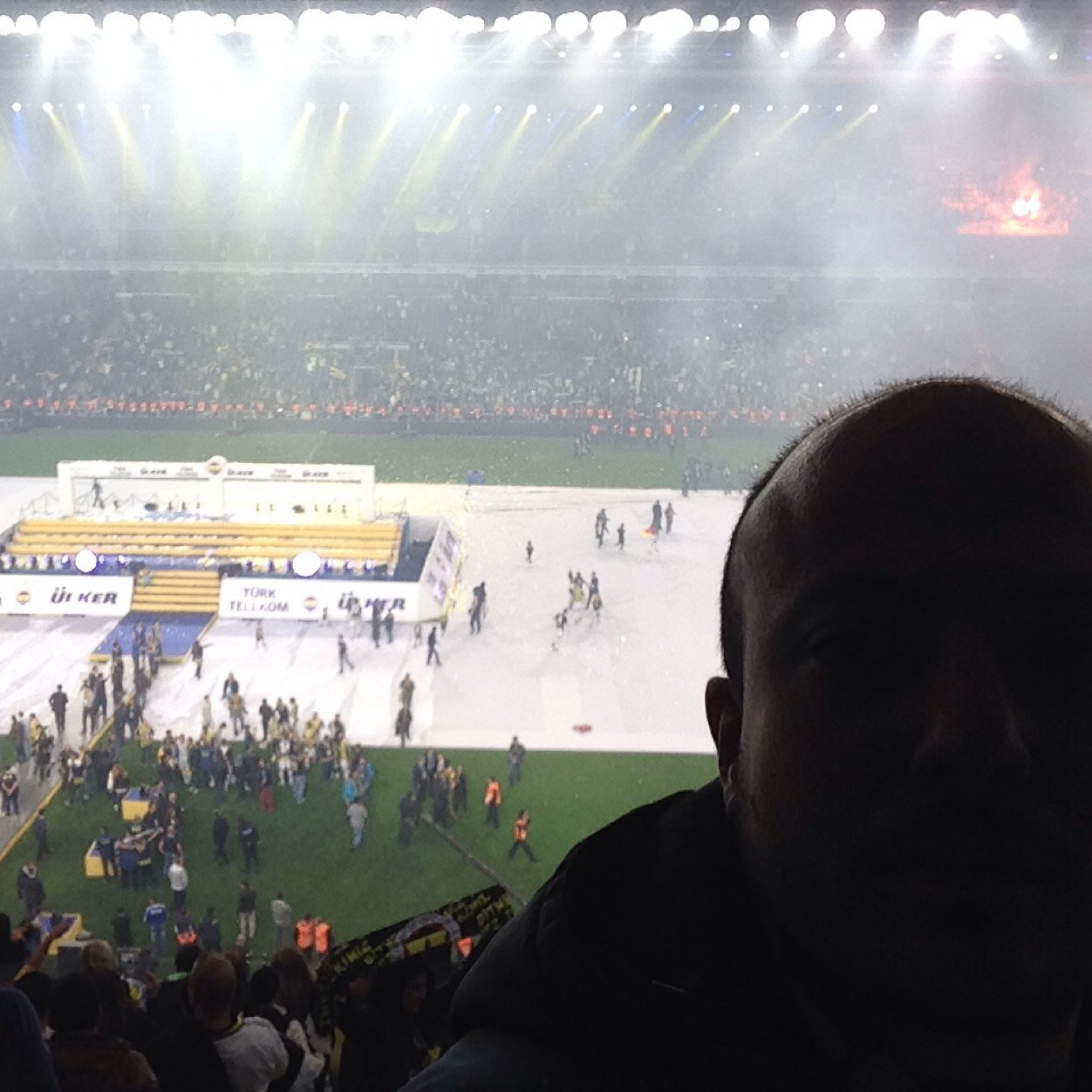 #VarsaYoksaHerşeyFenerbahçe ! çubuklu giyen birini görünce gülümserim,Fenerbahçe profili görünce takip ederim...Twitter'da olma sebebim: #FENERBAHÇE #FBirlik