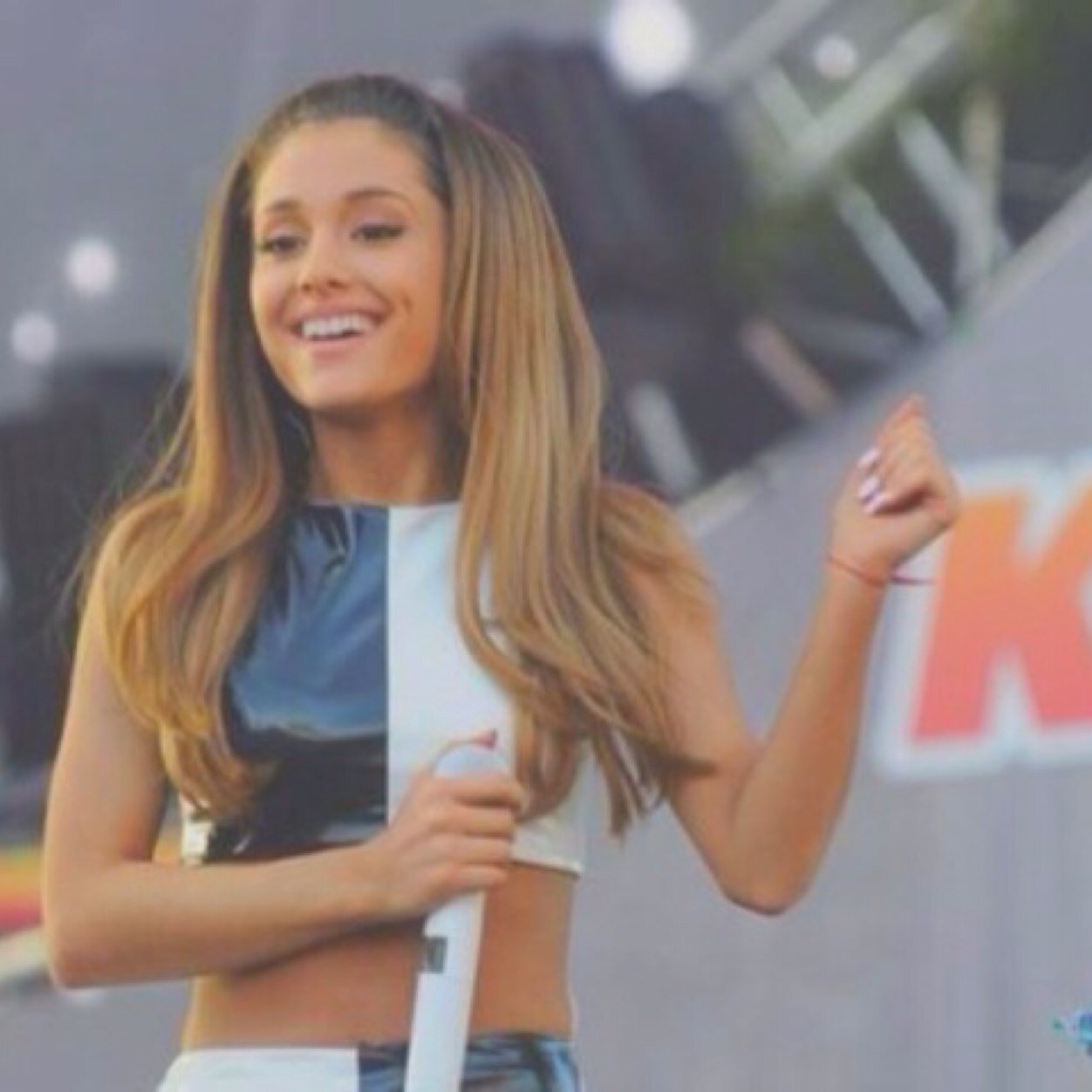 ddauntlessdm's profile picture. Divergent
Tfios
Ariana Grande 
Taylor Swift
One Direction
Meredith Foster
Bethany Mota