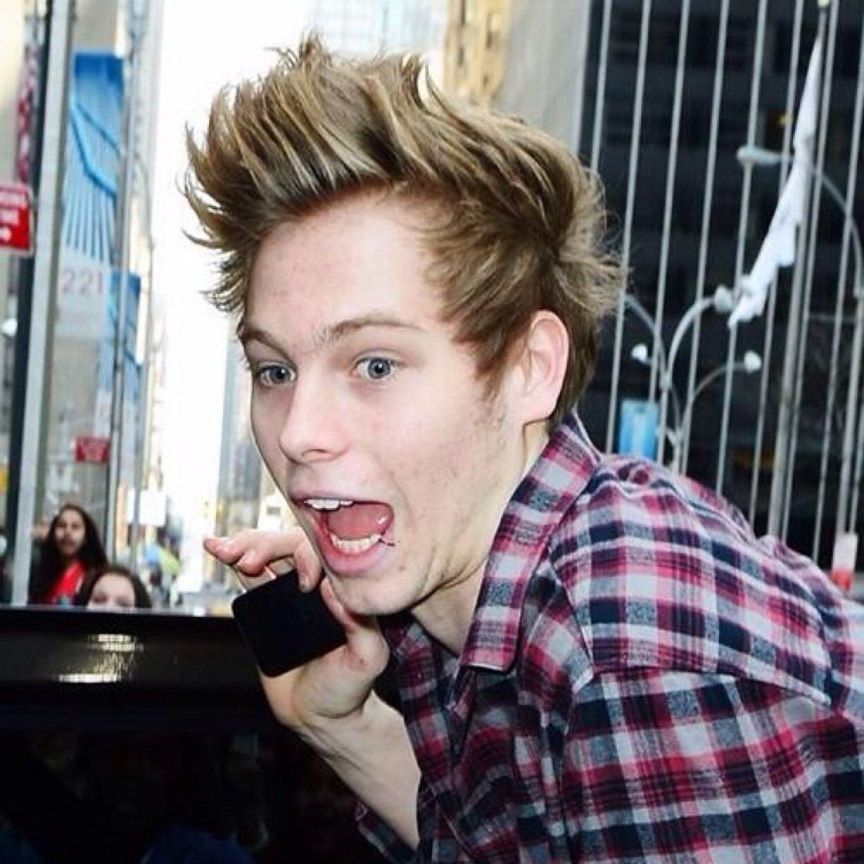 go follow @earthtokaelan because i gave you this free follow and because ill probably follow back ((ask me if i dont))