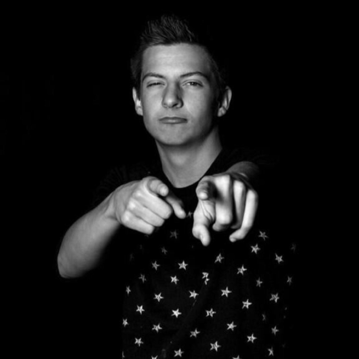 Follow @Um__Taylor or i will unfollow you.
