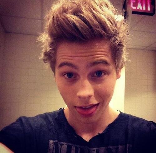 Soy Belieber, Directioner, Me gusta 5SOS, One Republic, Miley Cyrus, Matty Braps, Benjamin Lasnier.
Amo ser como soy

Sigueme & te sigo :)