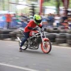 Hidup tidak sulit jika tidak di persulit...... jujur itu modal hidupku....berteman dengan siapa saja....klo aq salah bilang salah dan tegur aq