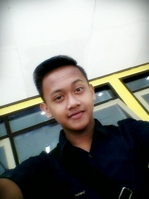 Senyum aja liat semua tingkahmu ke aku.. :-)