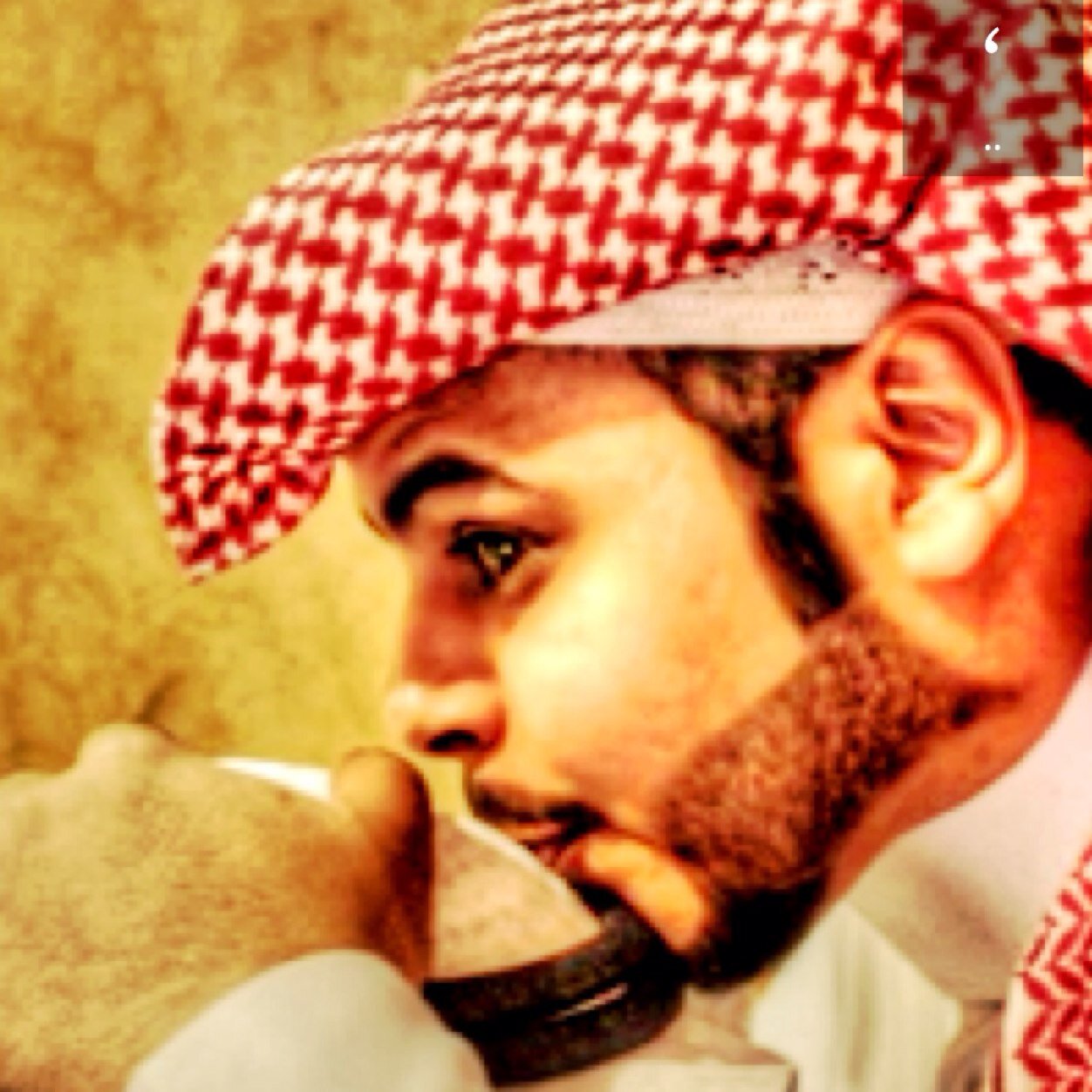 مجرد فتى اخذ الموت اخيه الصغير ولملم جراحه وحمله على الاكتاف وصلى عليه صلاه المفجوع وقبل ان يضعه بالحد ضمه الي صدره وهو يردد لاتحزن ان بكيتك عمراً رحمك الله...