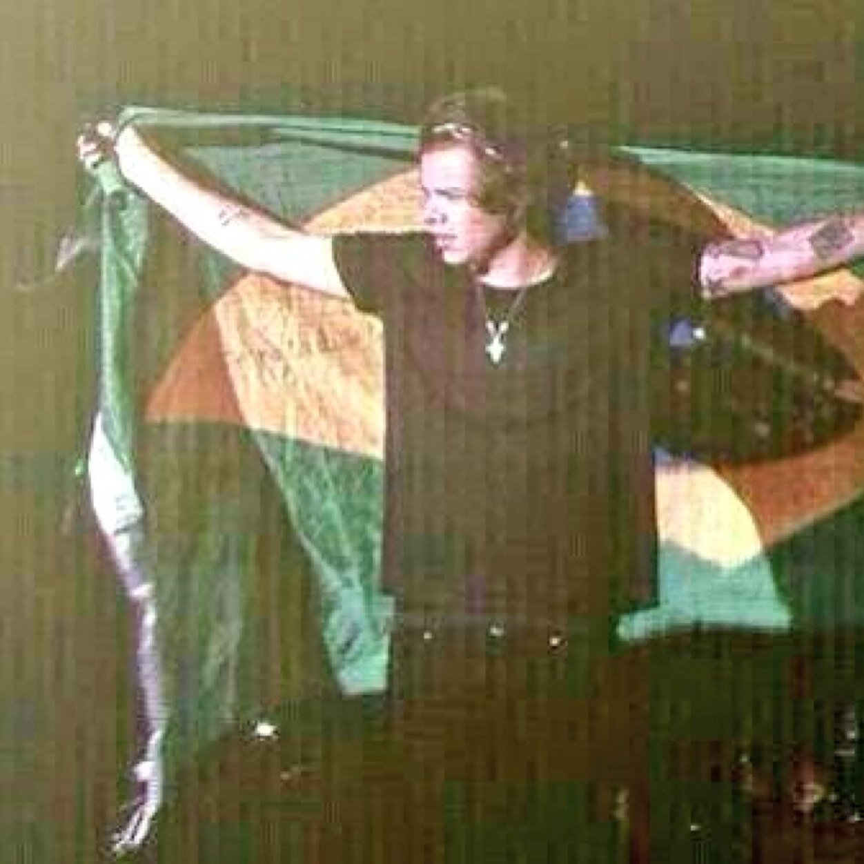 Eu n sou harry styles mais tenho sempre minha banana em maos. I'm a dude