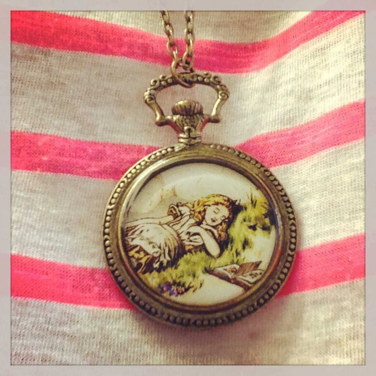 DagazDesigns's profile picture. Vintage-style, quirky jewellery and accessories for men and women using printed images, found objects and resin! http://t.co/8dPxWBiGcs