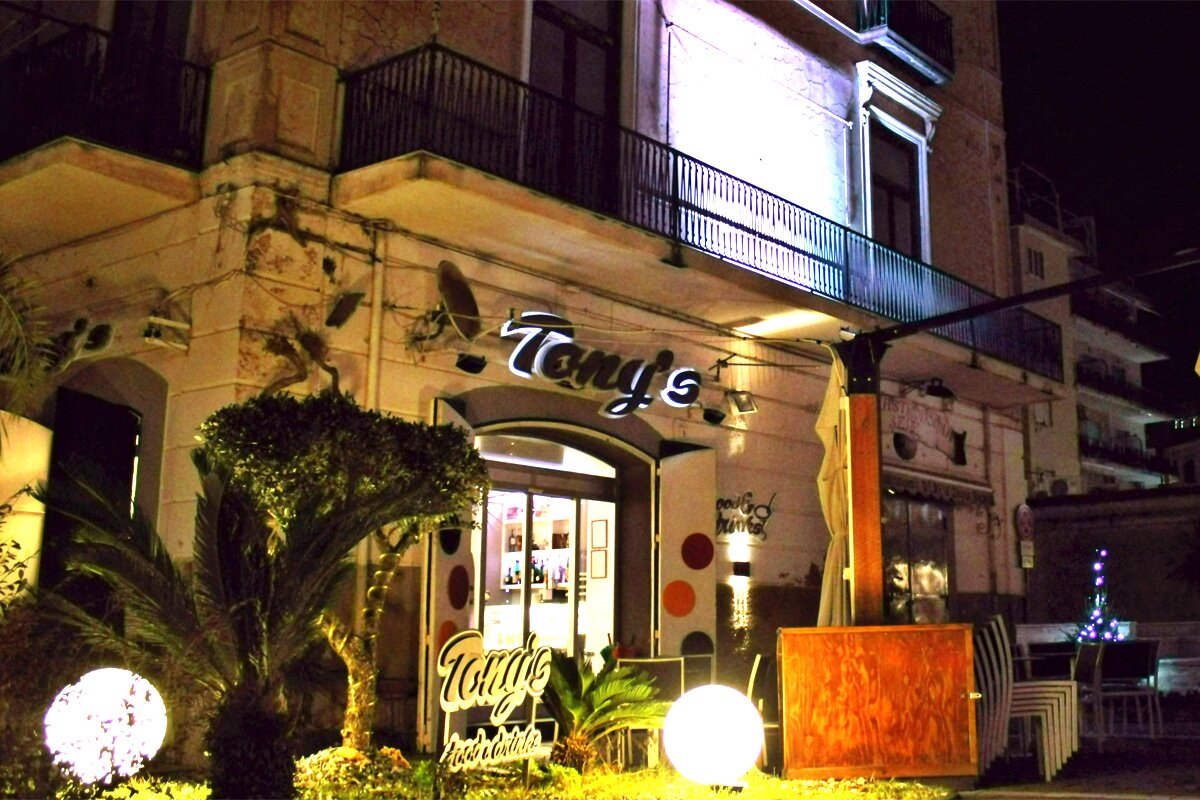 Ristorante & Lounge Bar in Costiera Amalfitana. Locale ideale per gli amanti della buona cucina, offriamo specialità di carne & pesce con ottimi vini e birre