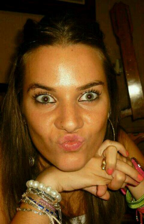 SOY LOCA, enamorada, histérica, bipolar, cariñosa, olvido lento, me rio de la nada y lo mas importante es que soy una en un millón...(L) Estudiante de turismo